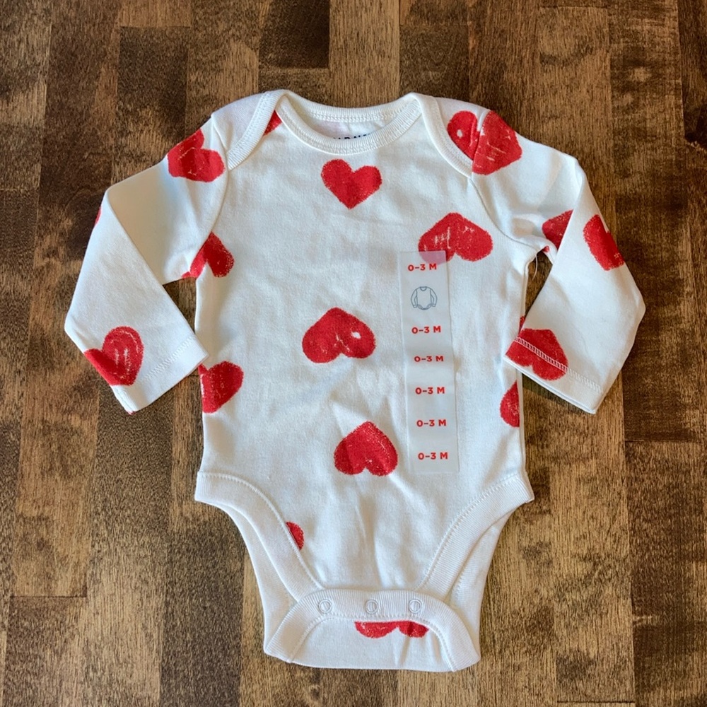 NEW Old Navy Baby Heart Long Sleeve Onesie BodySuit 0-3 Months